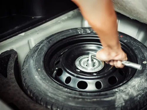 Assurance auto et sécurité : faut-il toujours avoir une roue de secours ?
